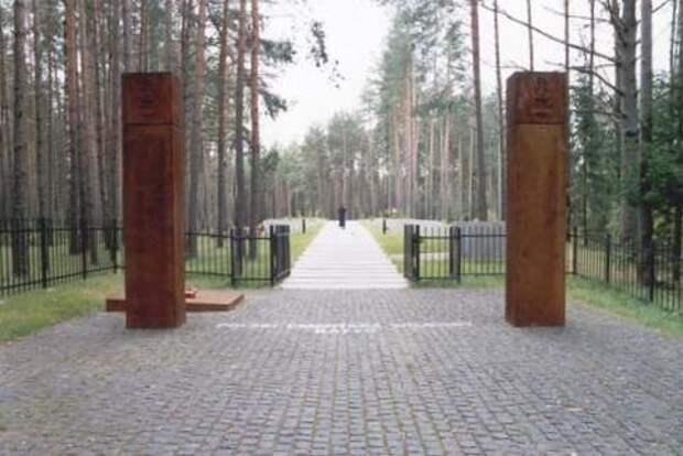 Мемориальный комплекс "Катынь". Центральный вход на польское военное кладбище. Источник изображения: сайт ru.wikipedia.org