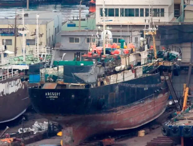 Пожар на судне «Айсберг» с российскими моряками: 17 человек спаслись на плотах