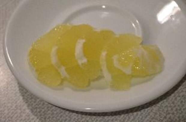 Лимон нарезать ломтиками, можно предварительно его почистить от кожуры и цедры