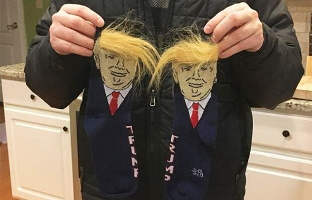 Модные в США носки с лицом Трампа и его знаменитым чубом