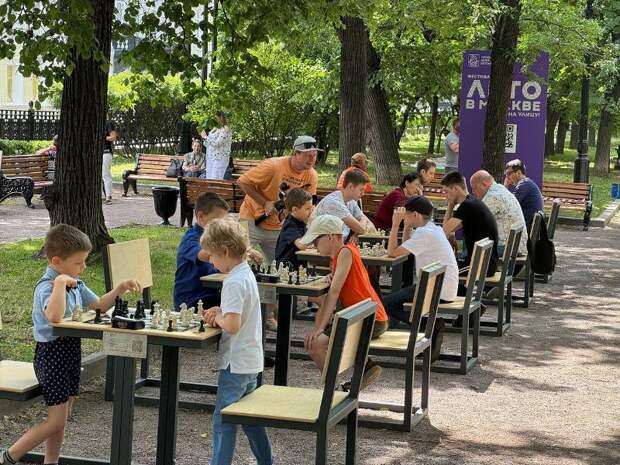 «Лето в Москве. Все на улицу!»: на Гоголевском бульваре открылся шахматный клуб