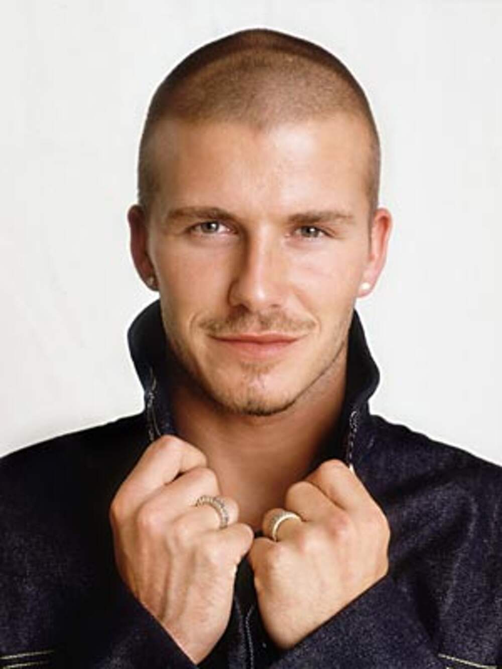 Прическа тройка. Дэвид Бекхэм лысый. Дэвид Бекхэм 2000. David Beckham Buzzcut. David Beckham лысый.