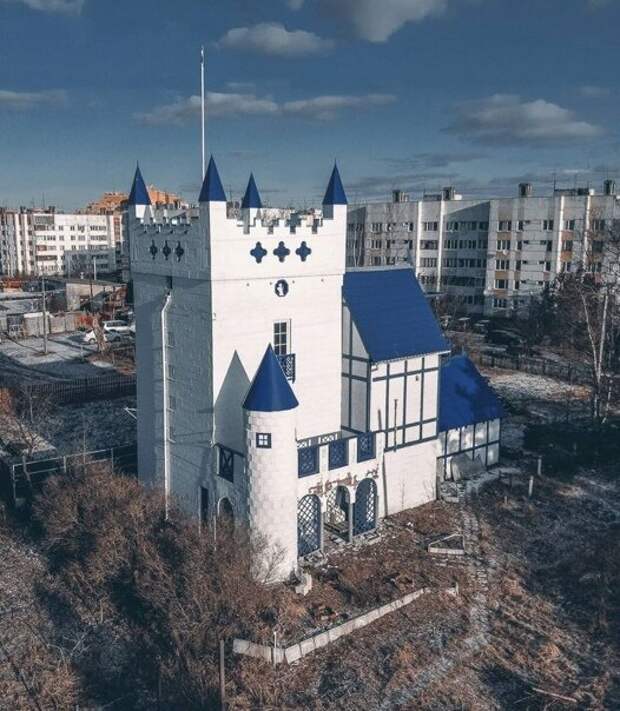 Фото: https://zen.yandex.ru/media/alexpolyakov/ne-perevelis-na-rusi-skazochnye-rebiata-odin-takoi-stroit-sebe-zamok-riadom-s-panelkami--5f8c9d57a70d4515e7b686cb