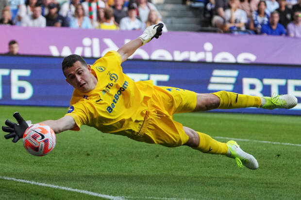 В "Динамо" рассказали, что вратарь Лунев сыграл со "Спартаком" на уколах