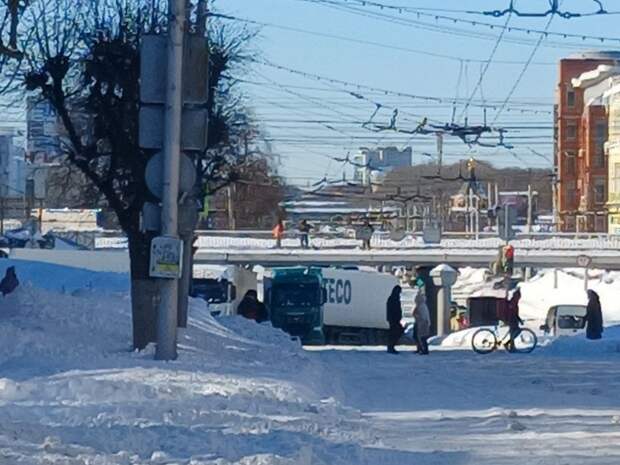 Под путепроводом на Московском шоссе в Рязани остановились грузовики