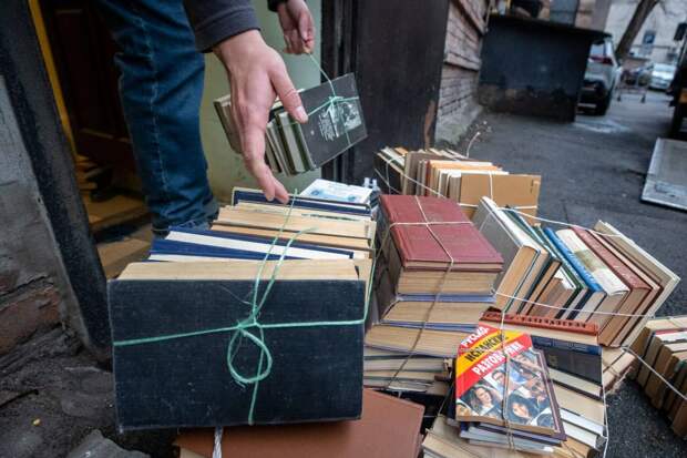 «На поддержку ВСУ»: украинские библиотеки сдают на макулатуру русские книги