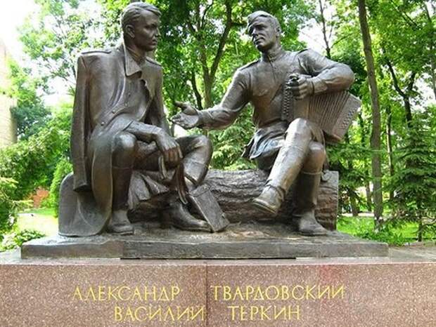 Памятник Александру Твардовскому и Василию Теркину, скульптор А. Сергеев, 1995 год, Смоленск. Фото: eponim2008.livejournal.com