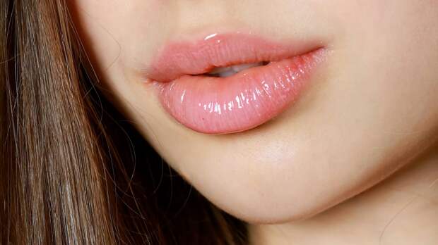 Популярный бренд предложил россиянкам бальзам для губ с запахом водки