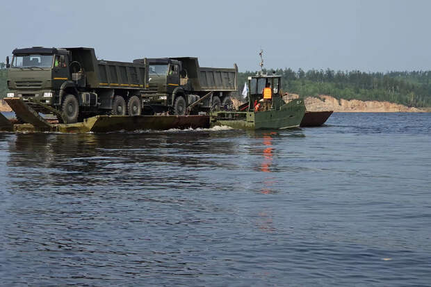 Паромную переправу через Зейское водохранилище организовали  военнослужащие ВВО в Приамурье