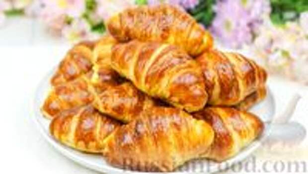 Фото к рецепту: Воздушные булочки-круассаны