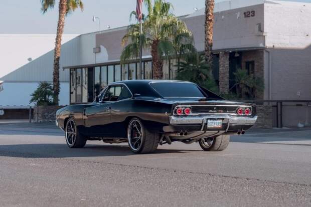 Великолепный Dodge Charger 1968 года с современным двигателем HEMI и классической внешностью