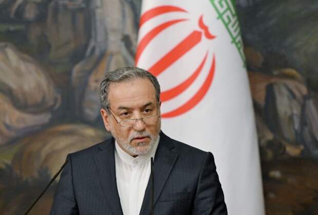 Глава МИД Ирана Аракчи пригрозил США жестким ответом в случае атаки