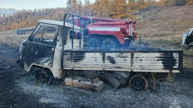 Сгоревший автомобиль / Фото: ГУ МЧС Республики Алтай