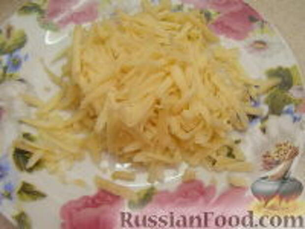 Фото приготовления рецепта: Омлет "Кальцоне" с сыром и ветчиной - шаг №4