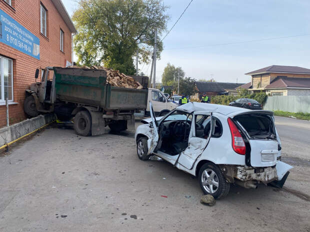 В городе Скопине Рязанской области произошла авария с участием трех автомобилей и пострадавшим пешеходом