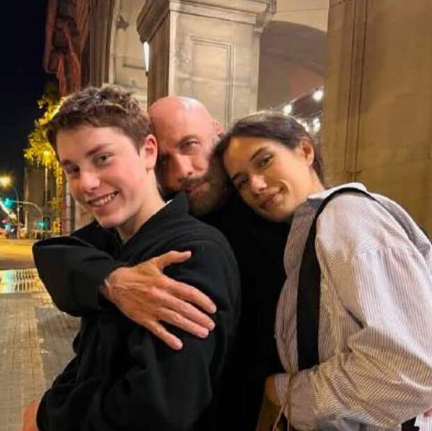 Джон Траволта показал внешность 15-летнего сына на фото