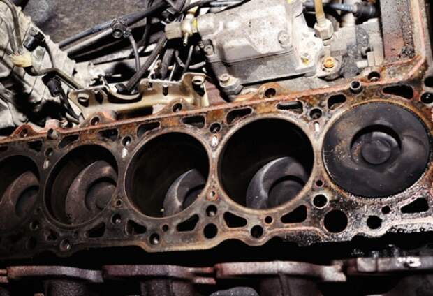 Почему некоторые двигатели отлиты из алюминия, а некоторые из чугуна? Какие из них лучше?