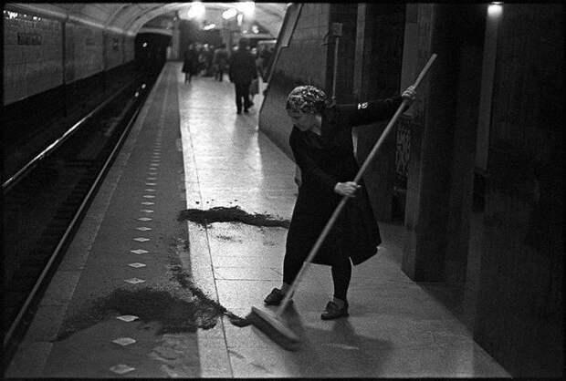 Плановая уборка станции метро. СССР, Москва, 1970-е годы.