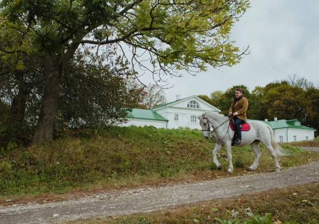 Даниил Толстой рассказал о своей семье в эмиграции и мечте вернуться на землю предков