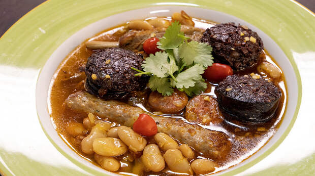 Наваристая мясная солянка по-испански. Мощный зимний суп с кровяной колбасой и фасолью. Фабада