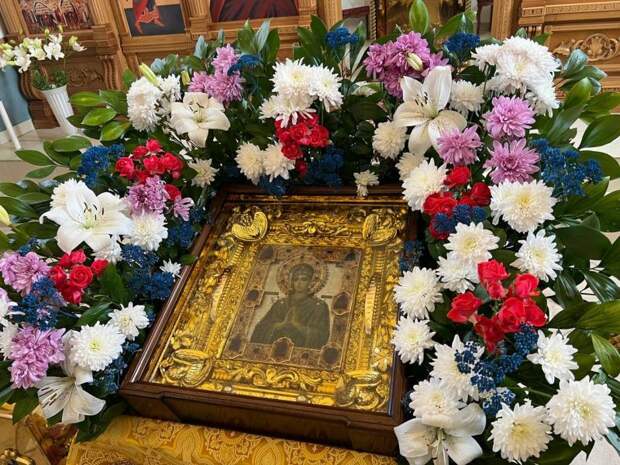 икона в новом киоте.jpg