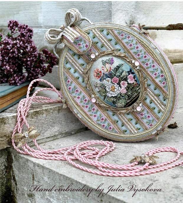Сумочка вышита японским самым мелким бисером, антикварным бисером , металлизированной нитью, украшена кабошоном с шелковой вышивкой гладью и стразами Swarovski