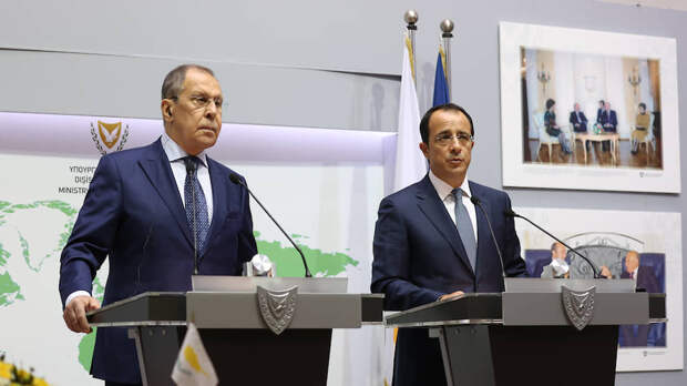 Министр иностранных дел РФ Сергей Лавров (слева) и министр иностранных дел Кипра Никос Христодулидис