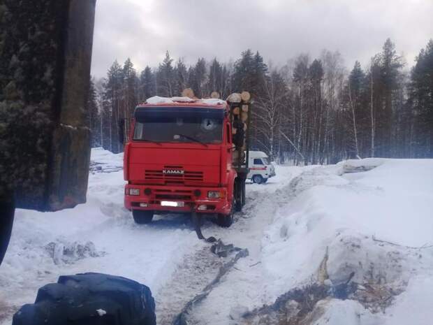 Буксировка застрявшего в снегу КамАЗа закончилась трагично