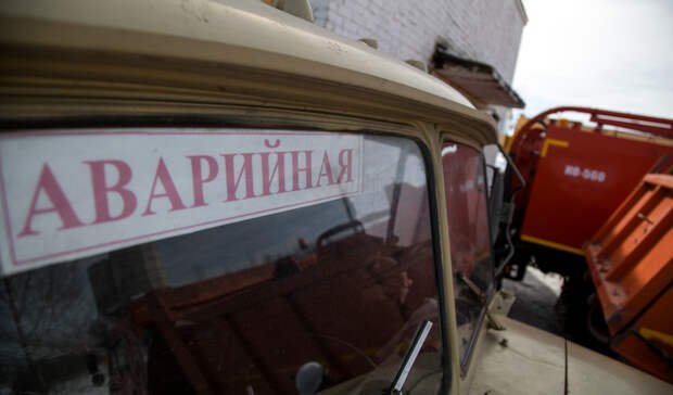 Фонтан воды бьет из-под земли в центре Петрозаводска