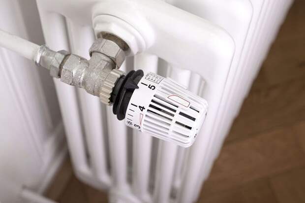 Регулируйте температуру радиаторов отопления в зависимости от погоды. / Фото: pinterest.ru