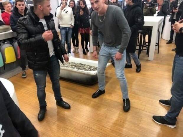 В московский магазин притащили ванну с мелочью весом 340 кг, чтобы купить iPhone XS В московский магазин притащили ванну с мелочью весом 340 кг, чтобы купить iPhone XS
