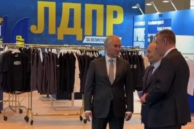 Путин приехал на выставку к 80-летию Жириновского