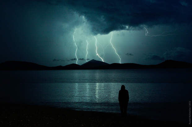 Texas Man Gets Struck By Lightning Causing His Shoes And Socks To Fly Off, Somehow He Survives