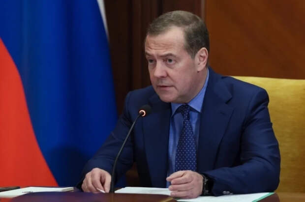 Медведев заявил, что «враги напрягаются» из-за его визита в КНДР
