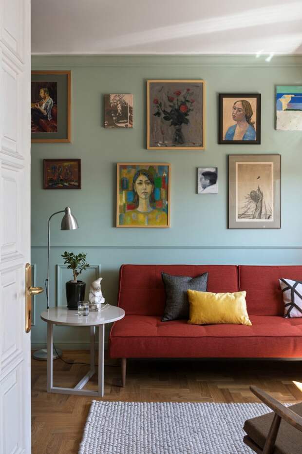 30 крутых примеров расположения картин за диванами 