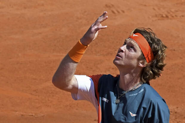 Теннисист Рублев вышел в четвертьфинал турнира в Дубае, обыграв Умбера