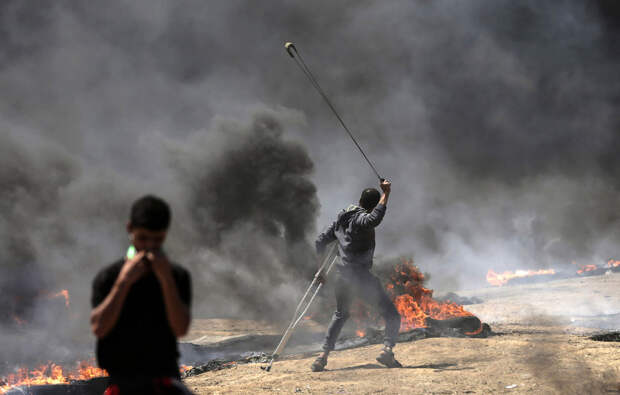 В ответ палестинцы пуляют камнями