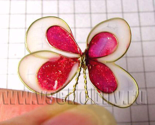 поделка бабочка из проволоки и лака для ногтей все детали покрашены