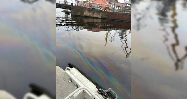 Прокуратура заинтересовалась разливом нефти в Фонтанке