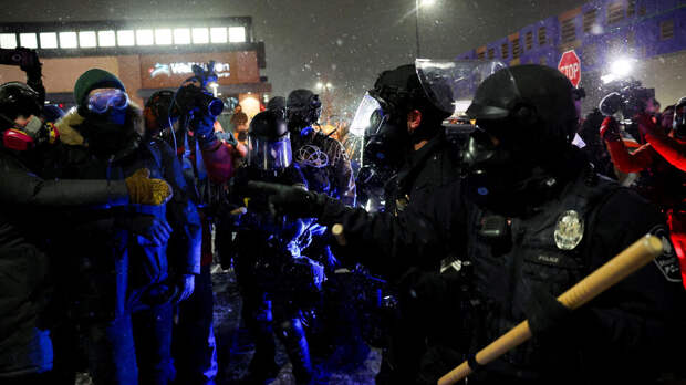 Карлсон: беспорядки в США – признак разрушения страны