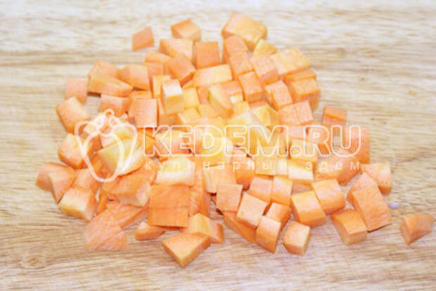 Морковь нарезать крупным кубиком. - Курица в сливках. Кулинарный рецепт с фотографиями приготовления курицы в сливках