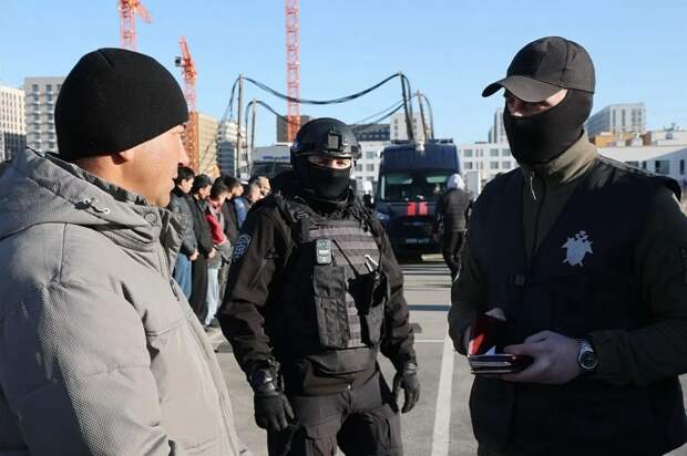 На стройке Петербурга мигрантам вручили повестки в военкомат