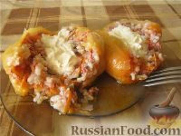 Фото к рецепту: Болгарский перец, фаршированный мясом и рисом
