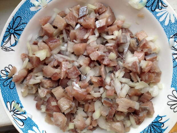 Смешать филе сельди с луком