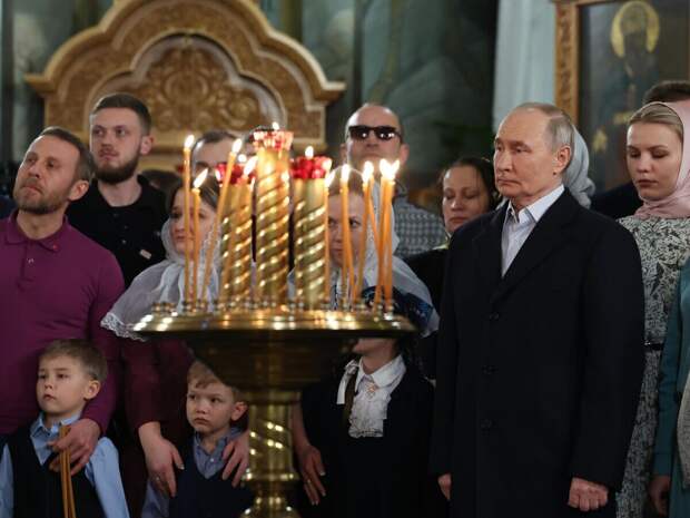 Владимир Путин поздравил православных христиан, всех граждан России, празднующих Рождество Христово.