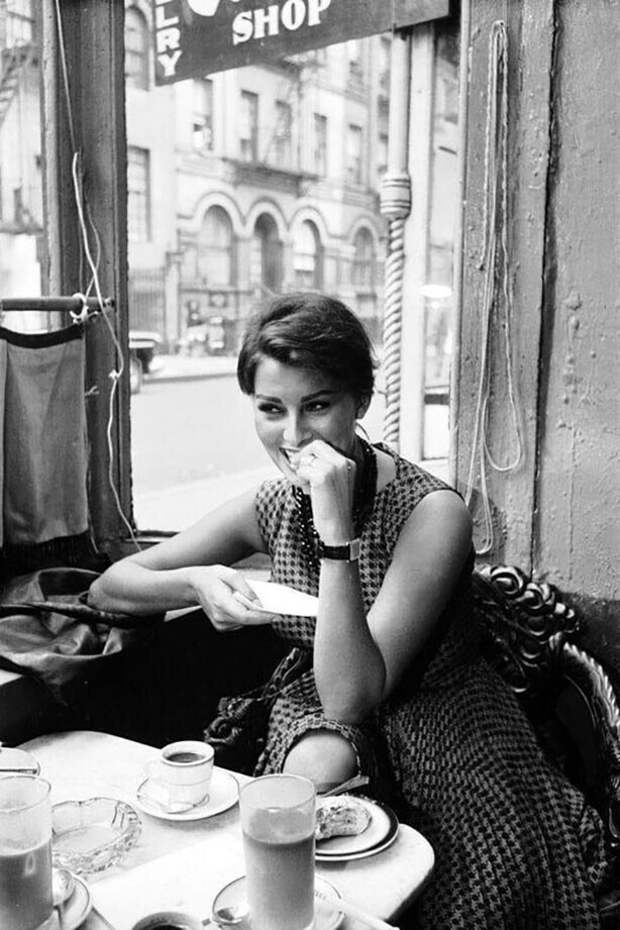Софи Лорен пьет кофе в кофейне на Манхэттене, Нью-Йорк, 1958. год. Фотография: Питер Стэкпол
