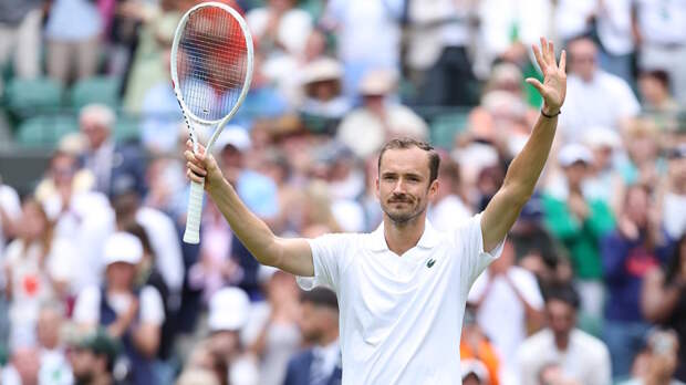 Медведев обыграл Алькараса и вышел в финал "Мастерс" в Индиан-Уэллсе