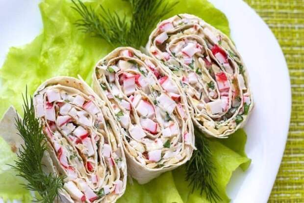 Рулет с крабовыми палочками сыром и яйцом