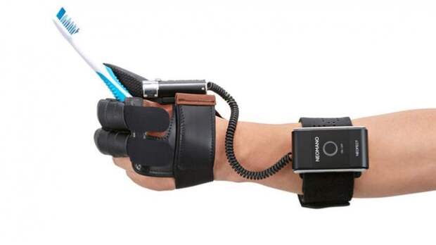 Представлена перчатка, которая поможет при параличе рук