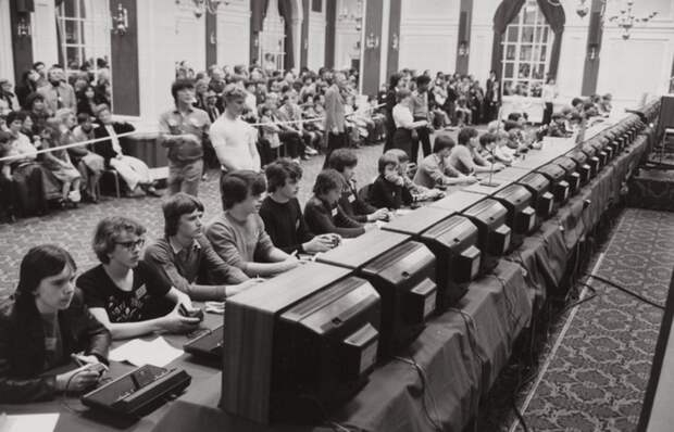 Чемпионат по Atari: люди боролись за первое место, а сама Atari — продвигала видеоигры и собственную продукцию для гостиной 